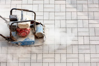 Kaldırım döşeme süreci dekoratif tuğla, üst manzara.