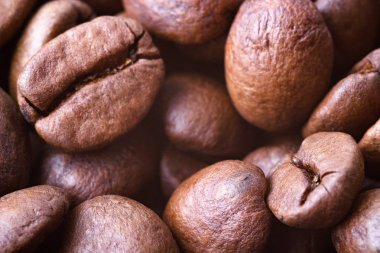 Kavrulmuş kahve çekirdekleri, yakın plan. Arkaplan.