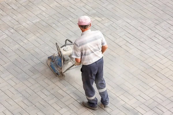 Processen att lägga trottoaren dekorativa tegel, ovanifrån. — Stockfoto