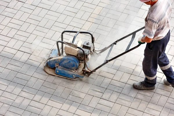 Processen att lägga trottoaren dekorativa tegel, ovanifrån. — Stockfoto