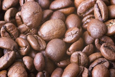 Kavrulmuş kahve çekirdekleri, yakın plan. Arkaplan.