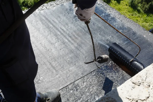 Posa impermeabilizzazione sul pavimento del balcone, durante la con — Foto Stock