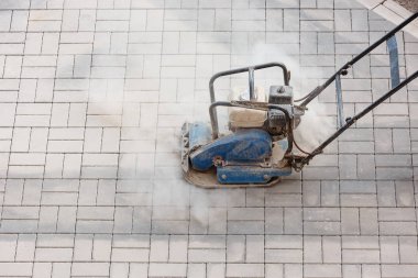 Kaldırım döşeme süreci dekoratif tuğla, üst manzara.