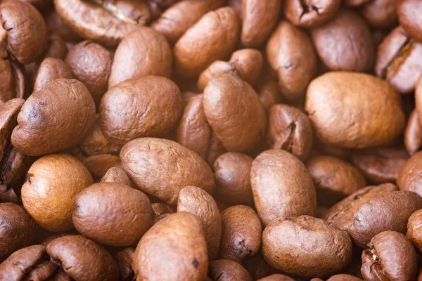 Kavrulmuş kahve çekirdekleri, yakın plan. Arkaplan.