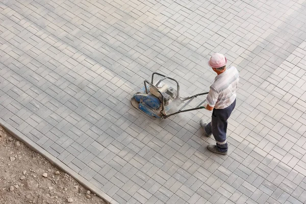 O processo de colocação de tijolo decorativo pavimento, vista superior . — Fotografia de Stock