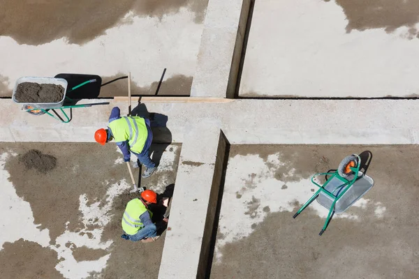 Uniformed Workers Clean Sand Construction Site Top View — Stock Photo, Image