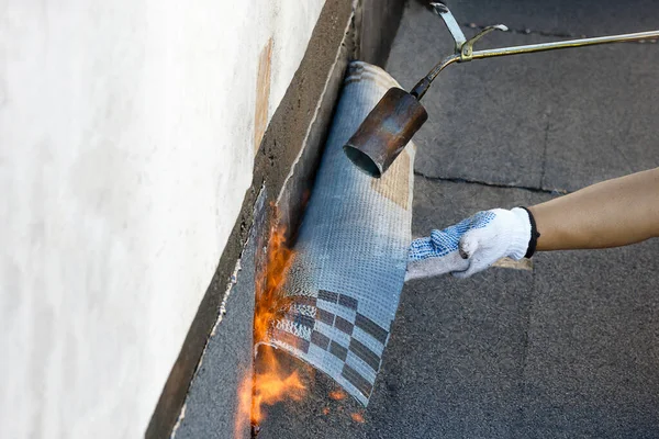 Pose Imperméabilisation Par Chauffage Feutre Toiture Avec Feu — Photo