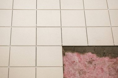 Seramik seramik seramik seramik döşeme işlemi sırasında zeminin parçası.