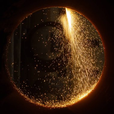 Plazma kıvılcımları büyük çaplı bir borunun içini kesiyor.