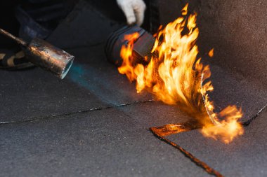 Isıtmalı çatılarla su geçirmez hale getirmek ateşle hissedilir..