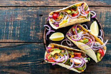 Tavuk eti, sebze ve taze yeşillik ile Meksika tacos