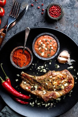 sarımsak ve kekik koyu arka plan üzerinde koyu plaka kızarmış domuz eti biftek