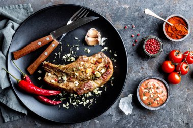 sarımsak ve kekik koyu arka plan üzerinde koyu plaka kızarmış domuz eti biftek