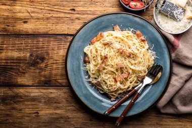 Makarna carbonara, geleneksel İtalyan tarifi makarna alla carbonara soslu yumurta ve kızarmış pancetta göre pişmiş spagetti