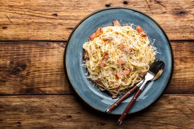 Makarna carbonara, geleneksel İtalyan tarifi makarna alla carbonara soslu yumurta ve kızarmış pancetta göre pişmiş spagetti