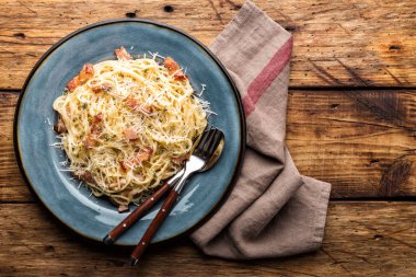 Makarna carbonara, geleneksel İtalyan tarifi makarna alla carbonara soslu yumurta ve kızarmış pancetta göre pişmiş spagetti