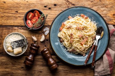 Makarna carbonara, geleneksel İtalyan tarifi makarna alla carbonara soslu yumurta ve kızarmış pancetta göre pişmiş spagetti