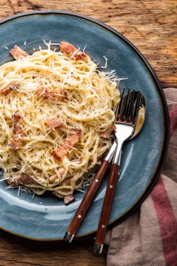 Makarna carbonara, geleneksel İtalyan tarifi makarna alla carbonara soslu yumurta ve kızarmış pancetta göre pişmiş spagetti