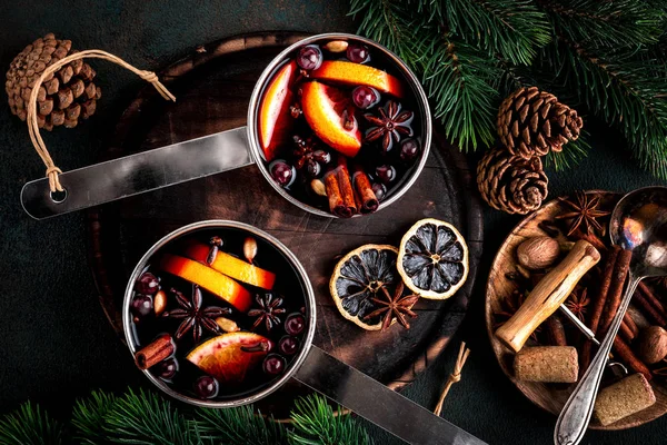 뜨거운 Mulled 향신료 오렌지 냄비에 크리스마스 전나무와 테이블에 크랜베리 어두운 — 스톡 사진