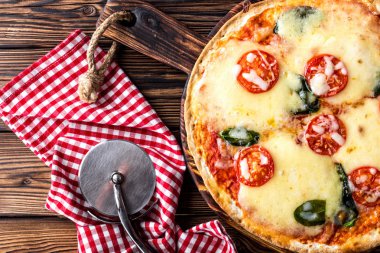 pizza margarita üstten görünüm rustik ahşap bir masa üzerinde Margherita İtalyan mutfağının geleneksel tarifi göre pişirilir.