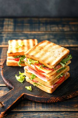 ızgara tost ile sandviç salam peynir domates ve marul ham