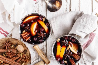 mulled şarap kış ve sonbahar içki ısınma baharat ve cranberries ile pişmiş