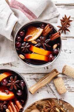 mulled şarap kış ve sonbahar içki ısınma baharat ve cranberries ile pişmiş