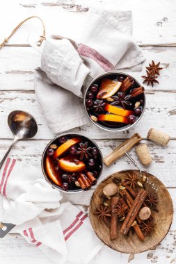 mulled şarap kış ve sonbahar içki ısınma baharat ve cranberries ile pişmiş