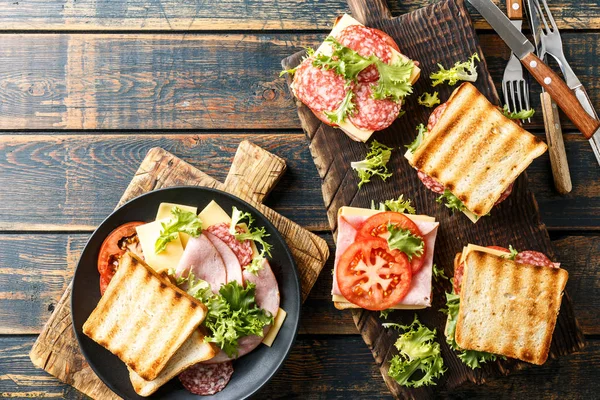 Panini Con Prosciutto Tostato Alla Griglia Salumi Pomodori Lattuga — Foto Stock