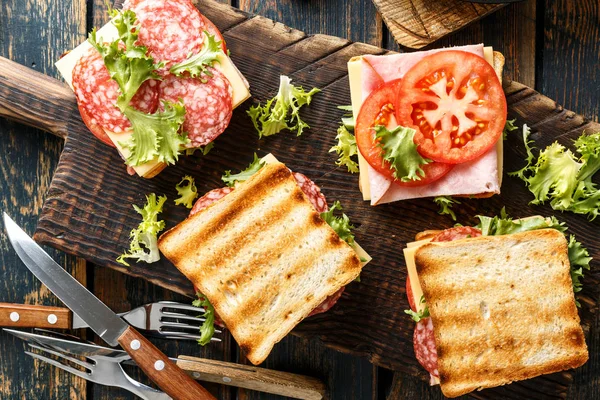 烤烤面包烧焦的火腿奶酪西红柿和生菜三明治 — 图库照片