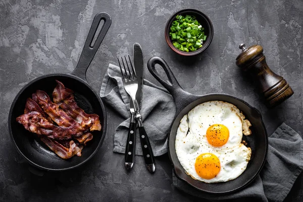 Café Manhã Brunch Bacon Frito Ovos Skillets Pretos Vista Superior — Fotografia de Stock