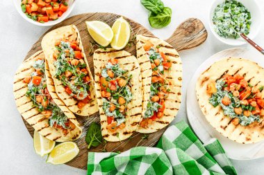 Vejetaryen Aperatif Tacos maydanoz, ıspanak, yeşil soğan ve filiz keten tohumu nohut köri ve ekşi krema soslu. sağlıklı bitki gıda temel. üstten görünüm açık renkli, düz üzerinde yatıyordu