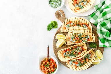 Vejetaryen Aperatif Tacos maydanoz, ıspanak, yeşil soğan ve filiz keten tohumu nohut köri ve ekşi krema soslu. sağlıklı bitki gıda temel. üstten görünüm açık renkli, düz üzerinde yatıyordu. bir metin için yer
