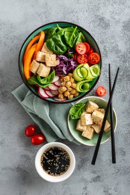 Buda kase salata nohut, tatlı biber, domates, salatalık, kırmızı lahana lahana, taze turp ile ıspanak yaprakları ve temiz yemek kavramı, üstten görünüm, düz la tofu peyniri, sağlıklı dengeli