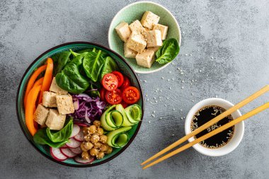 Buda kase salata nohut, tatlı biber, domates, salatalık, kırmızı lahana lahana, taze turp ile ıspanak yaprakları ve tofu peyniri, sağlıklı temiz dengeli beslenme kavramı, üstten görünüm, bir metin için yer yat