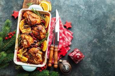 Kızılcık, portakal ve biberiye ile pişirilmiş Noel hindisi bacakları. Noel zamanı için lezzetli bir yemek. Üst görünüm, yeni yıl yemek arkaplanı ve metin için boşluk