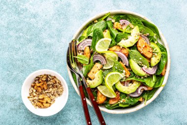 Tavuk göğsü ve ıspanak, düz yatıyordu, üstten görünüm ile sağlıklı Avokado salatası