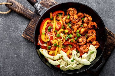 pişmiş karides salata dolmalık biber ve soğan ile bir tavada, üstten görünüm