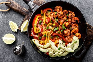 pişmiş karides salata dolmalık biber ve soğan ile bir tavada, üstten görünüm