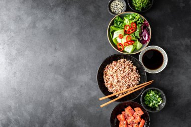 poke kase maddeler - kahverengi pirinç, alabalık ya da somon fileto, Chuka yosun salata, susam ve taze sebze, üstten görünüm, mutfak arka plan kopya alanı, sağlıklı gıda arka plan