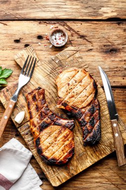 ızgara et, iki Domuz loin bifteklerin bir kısmı Barbekü