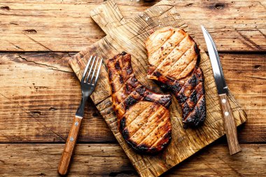 ızgara et, iki Domuz loin bifteklerin bir kısmı Barbekü