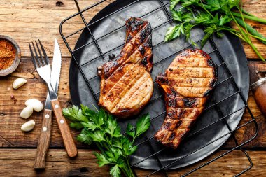 ızgara et, iki Domuz loin bifteklerin bir kısmı Barbekü