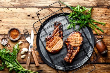 ızgara et, iki Domuz loin bifteklerin bir kısmı Barbekü