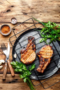 ızgara et, iki Domuz loin bifteklerin bir kısmı Barbekü