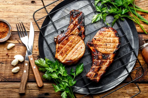ızgara et, iki Domuz loin bifteklerin bir kısmı Barbekü