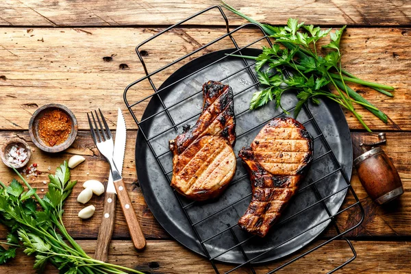 ızgara et, iki Domuz loin bifteklerin bir kısmı Barbekü