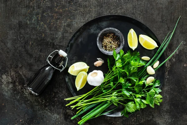 Mat Bakgrund Kulinariska Ingredienser Med Blankutrymme För Text Mörk Metall — Stockfoto