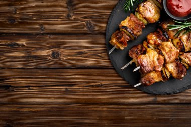 Izgara et şiş, şiş kebap ahşap arka plan, üstten görünüm