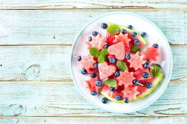 Kalpler ve yıldızlar şeklinde karpuz dilimleri. Gıda arka plan. metin alanı